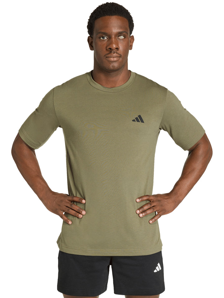 Hombre vistiendo una camiseta deportiva Adidas de color verde oliva con logo pequeño en el pecho.