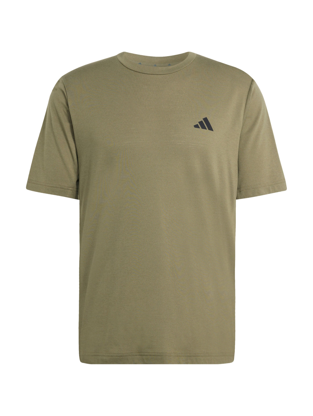 Hombre vistiendo una camiseta deportiva Adidas de color verde oliva con logo pequeño en el pecho.