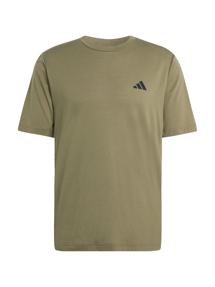 Hombre vistiendo una camiseta deportiva Adidas de color verde oliva con logo pequeño en el pecho.