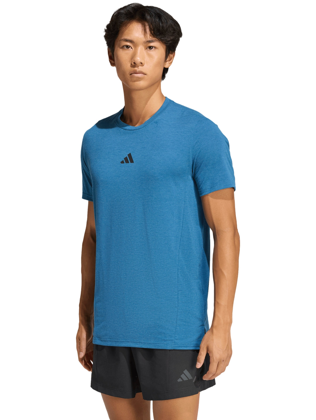 Camiseta deportiva Adidas de color azul con cuello redondo y manga corta.
