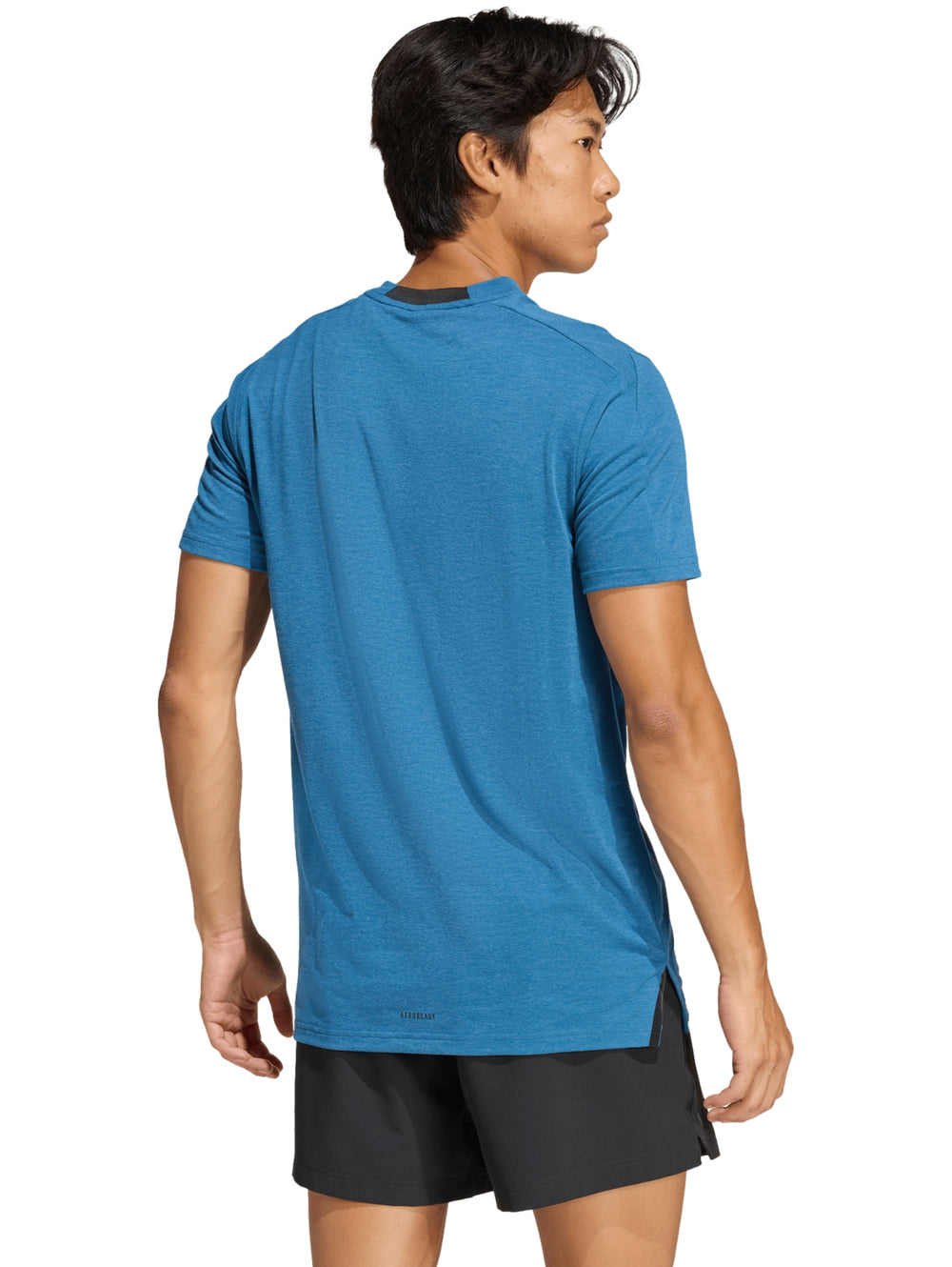 Camiseta deportiva Adidas de color azul con cuello redondo y manga corta.