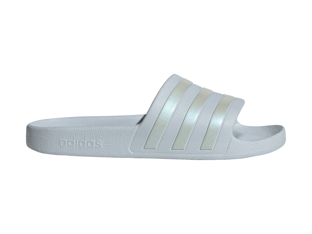 Sandalia deportiva Adidas Adilette Aqua en color azul claro.