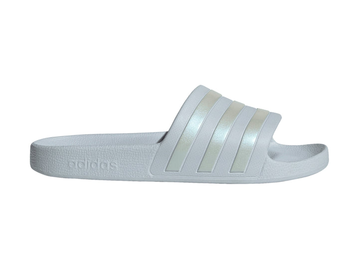 Sandalia deportiva Adidas Adilette Aqua en color azul claro.