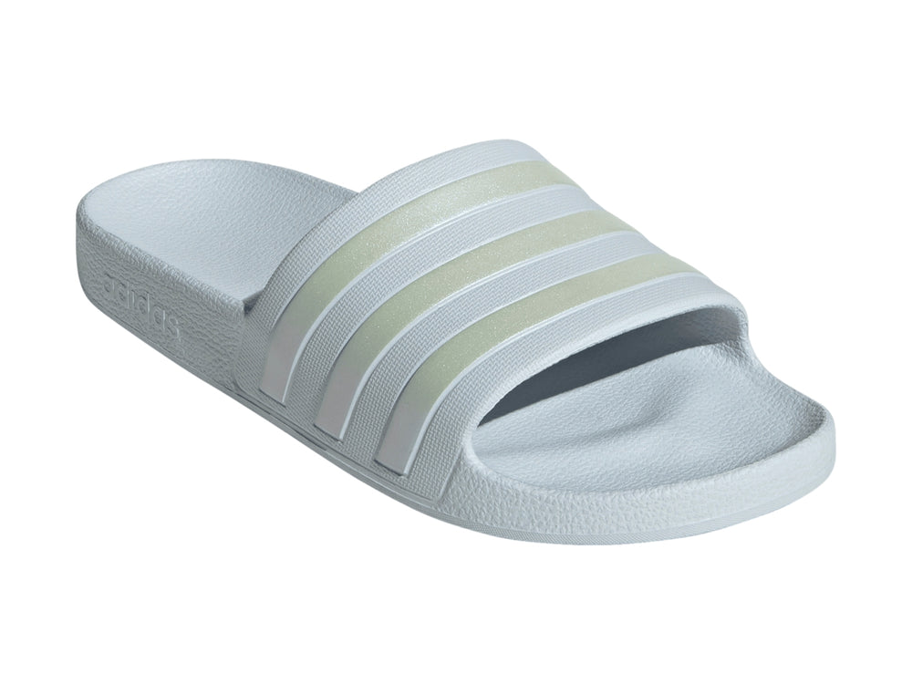 Sandalia deportiva Adidas Adilette Aqua en color azul claro.