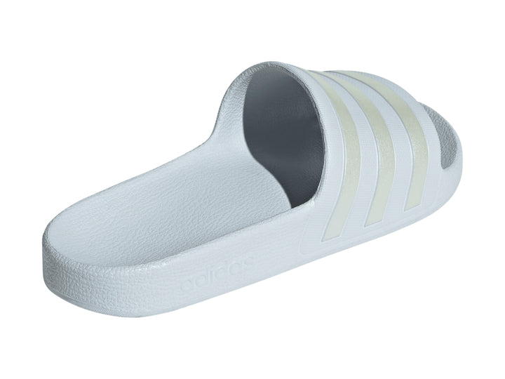 Sandalia deportiva Adidas Adilette Aqua en color azul claro.