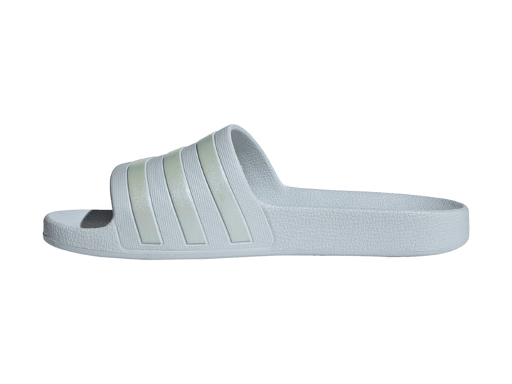 Sandalia deportiva Adidas Adilette Aqua en color azul claro.