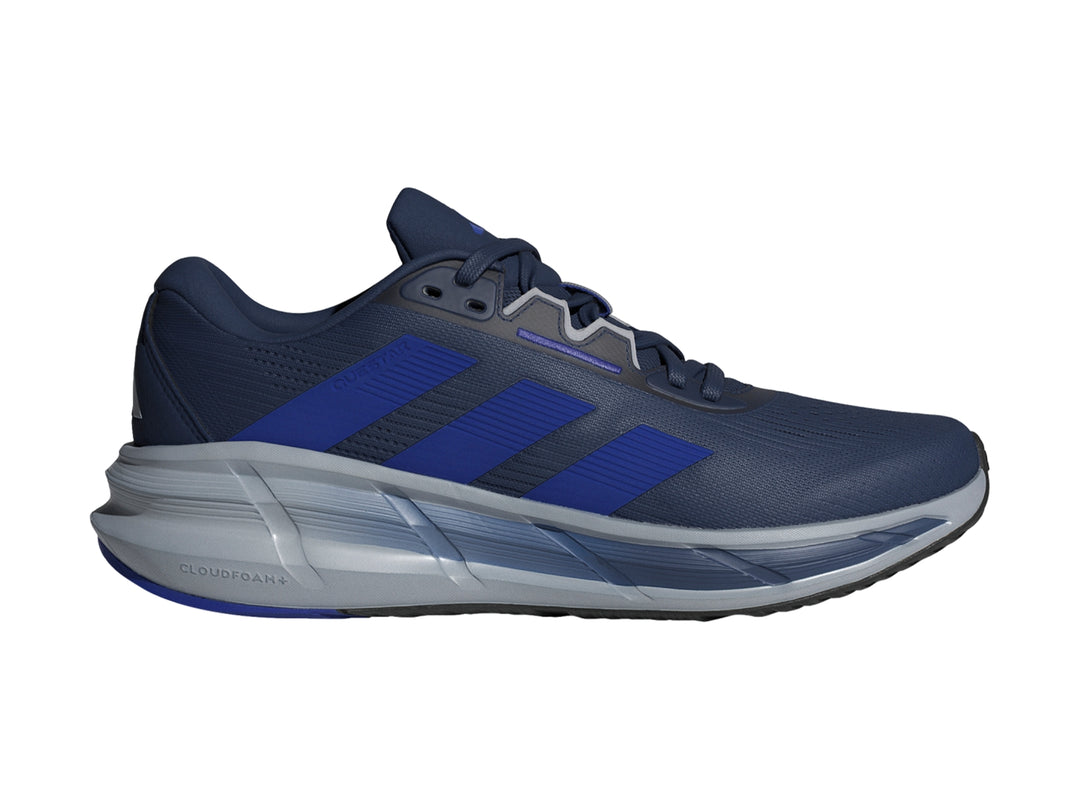 Tenis deportivos Adidas Questar 3 en color azul marino y gris con detalles en azul brillante.