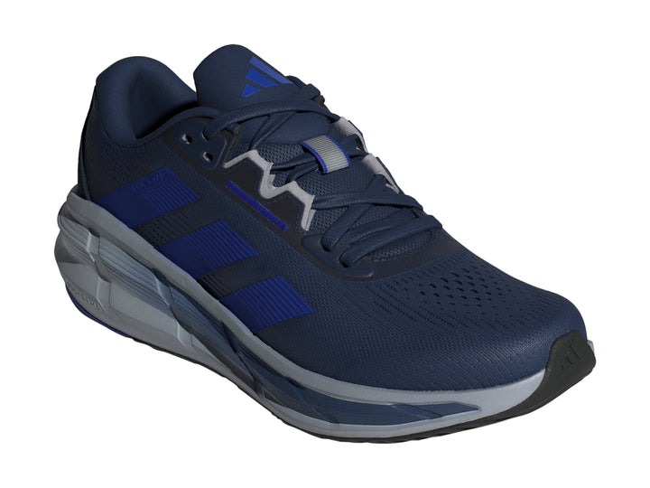 Tenis deportivos Adidas Questar 3 en color azul marino y gris con detalles en azul brillante.