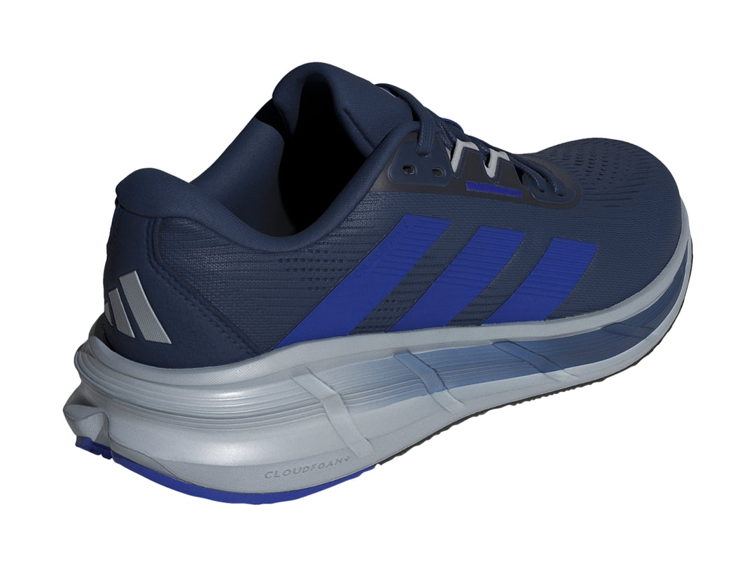 Tenis deportivos Adidas Questar 3 en color azul marino y gris con detalles en azul brillante.