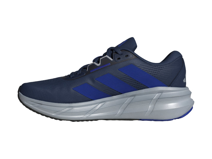 Tenis deportivos Adidas Questar 3 en color azul marino y gris con detalles en azul brillante.