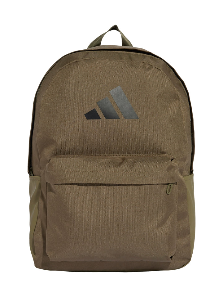 Mochila Adidas color verde oliva con logotipo negro y bolsillo frontal.