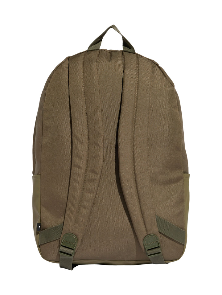 Mochila Adidas color verde oliva con logotipo negro y bolsillo frontal.
