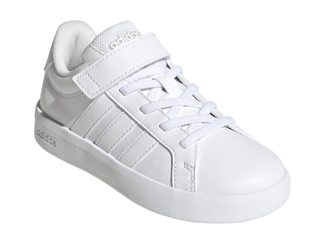 Tenis Adidas Grand Court 3.0 color blanco para niños con cierre de velcro y agujetas.