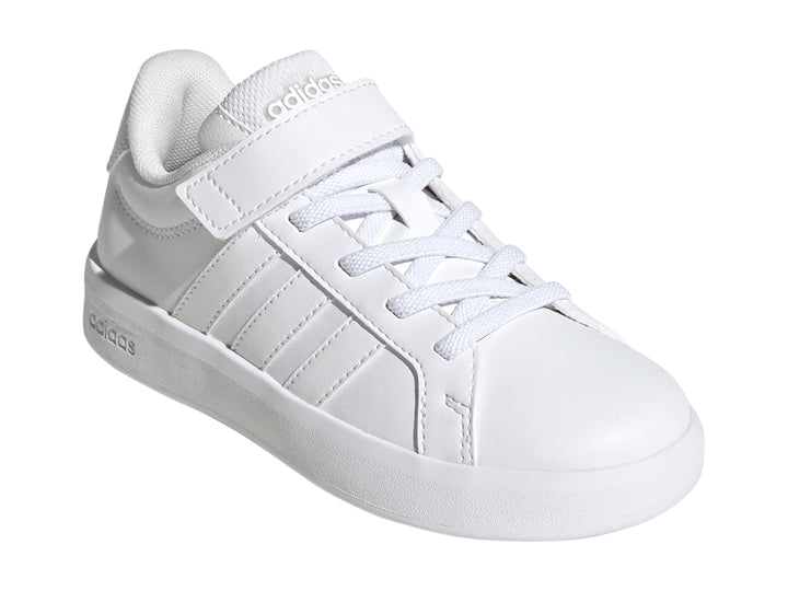 Tenis Adidas Grand Court 3.0 color blanco para niños con cierre de velcro y agujetas.