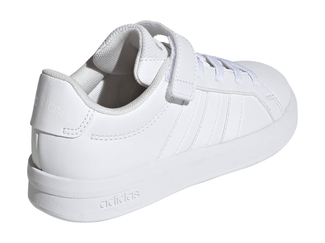 Tenis Adidas Grand Court 3.0 color blanco para niños con cierre de velcro y agujetas.