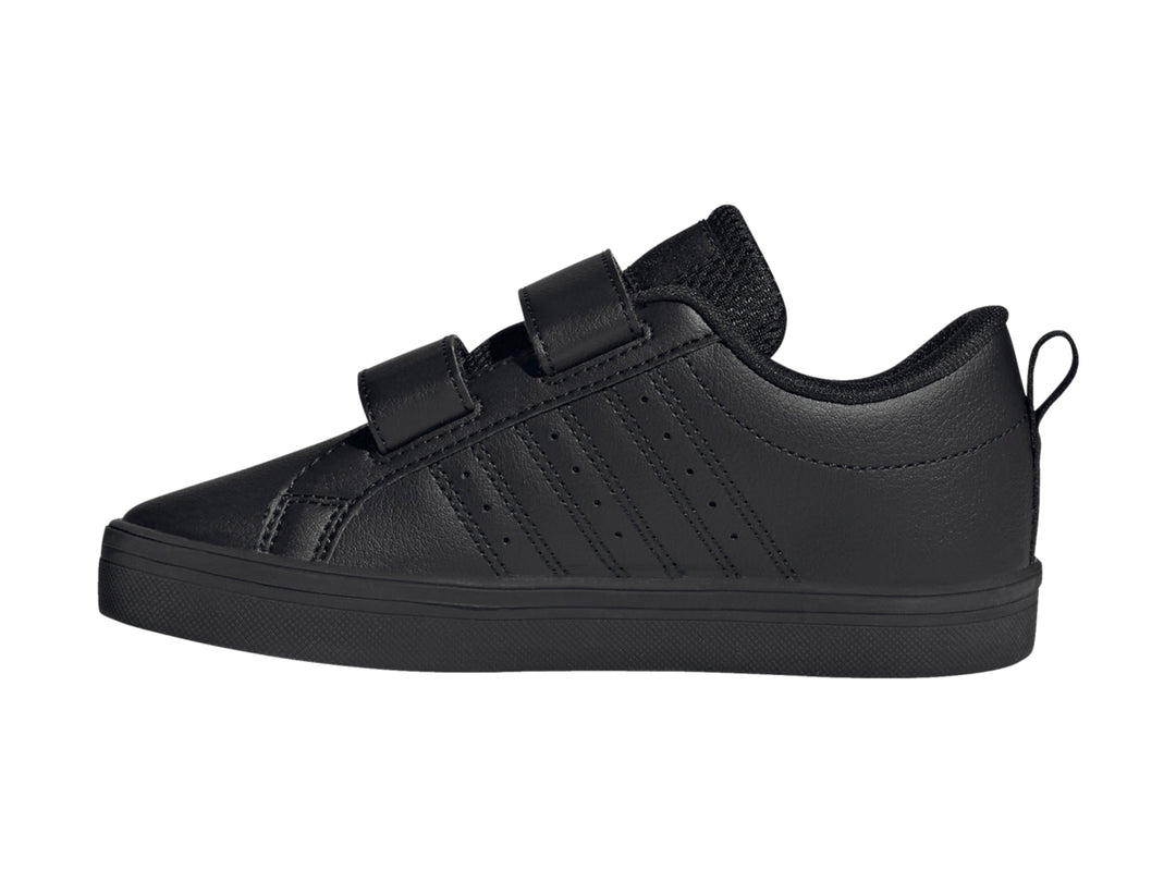 Tenis Adidas color negro con cierres de velcro y suela plana.