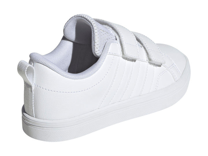 Tenis Adidas blancos de corte bajo con cierre de velcro y suela blanca.