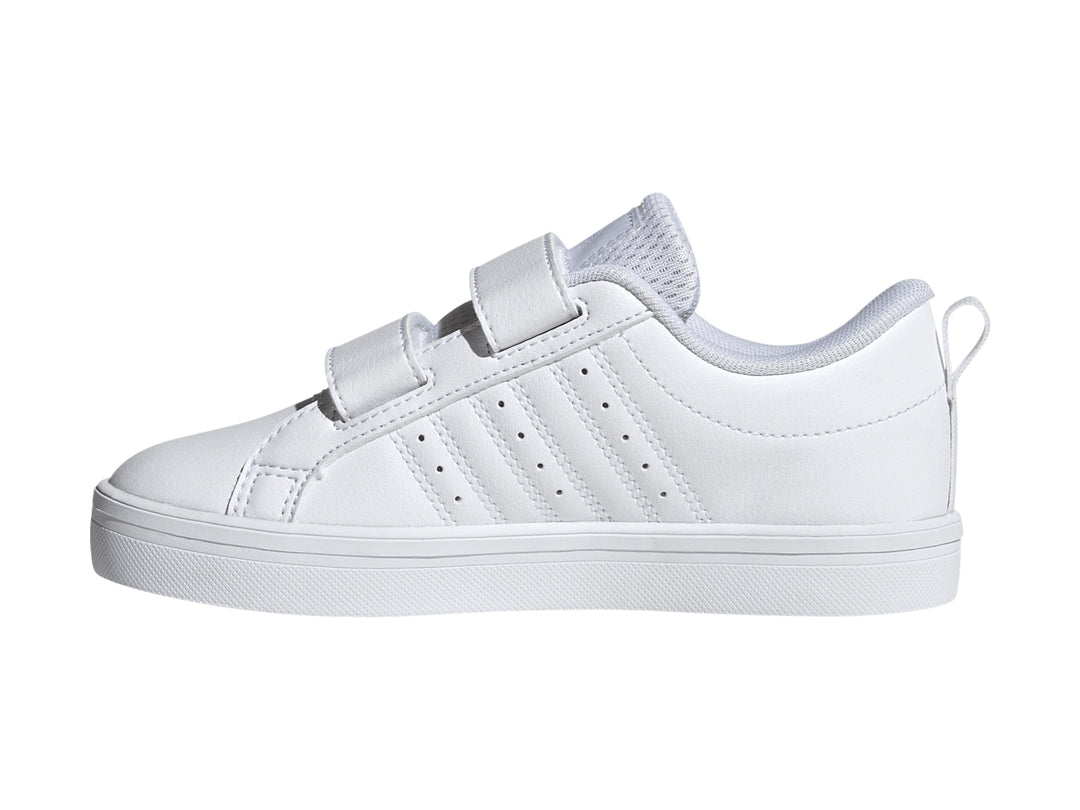 Tenis Adidas blancos de corte bajo con cierre de velcro y suela blanca.