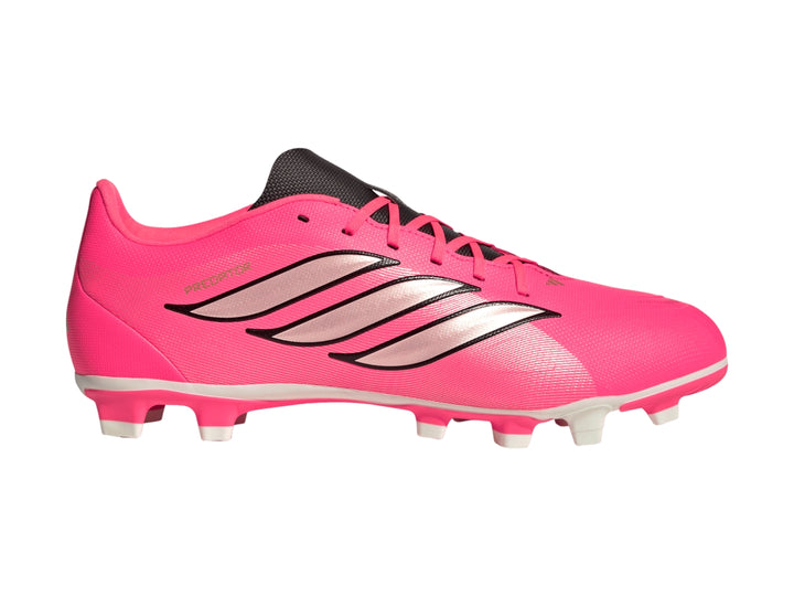Zapato de fútbol Adidas Predator color rosa con franjas laterales y tacos blancos.
