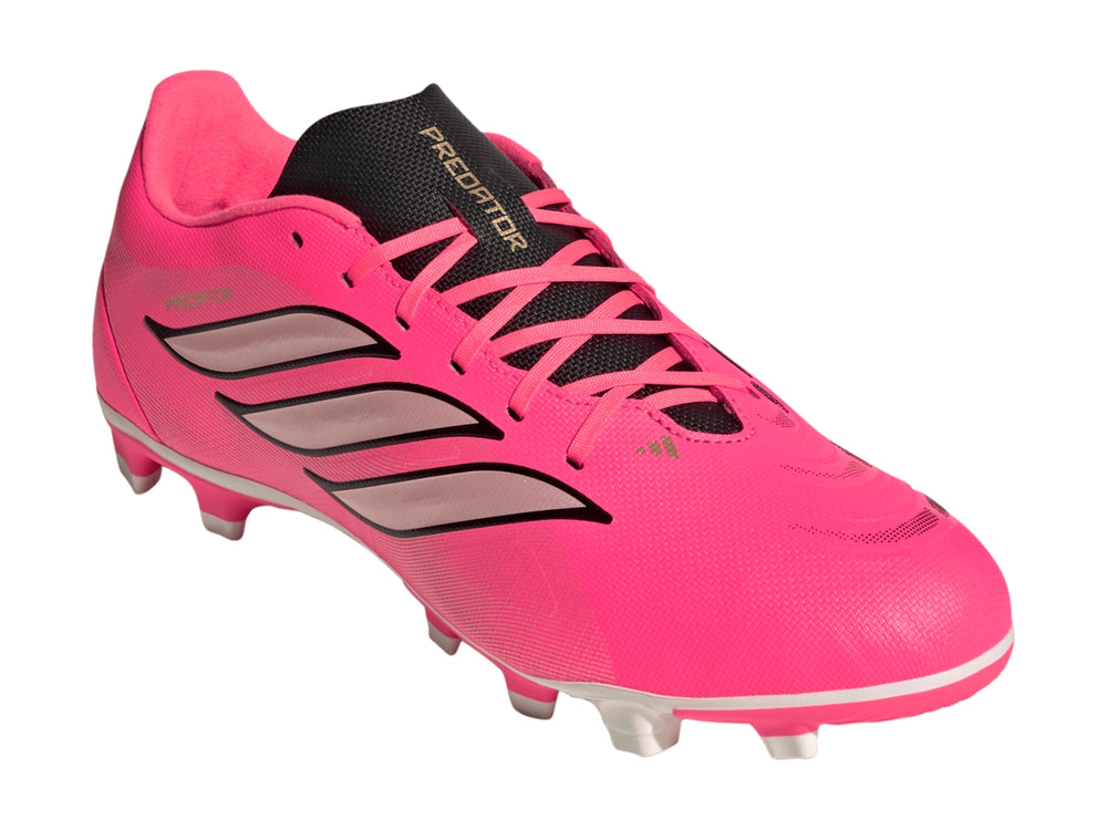 Zapato de fútbol Adidas Predator color rosa con franjas laterales y tacos blancos.