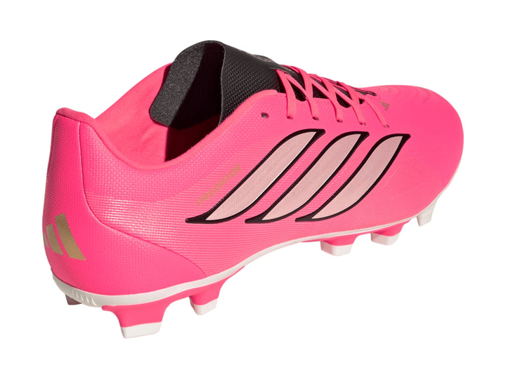 Zapato de fútbol Adidas Predator color rosa con franjas laterales y tacos blancos.