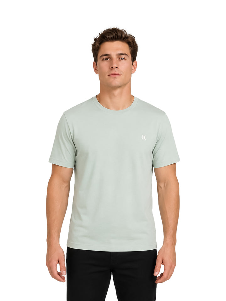 Hombre vistiendo una playera Hurley de color verde menta con cuello redondo y manga corta.