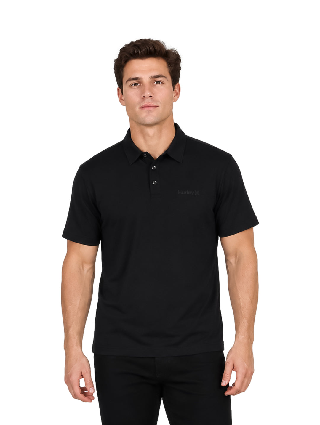 Hombre vistiendo una playera polo color negro de la marca Hurley.