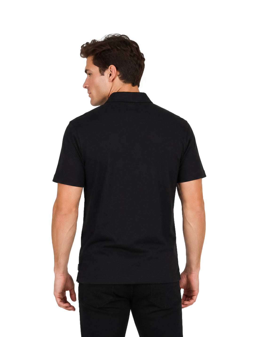 Hombre vistiendo una playera polo color negro de la marca Hurley.