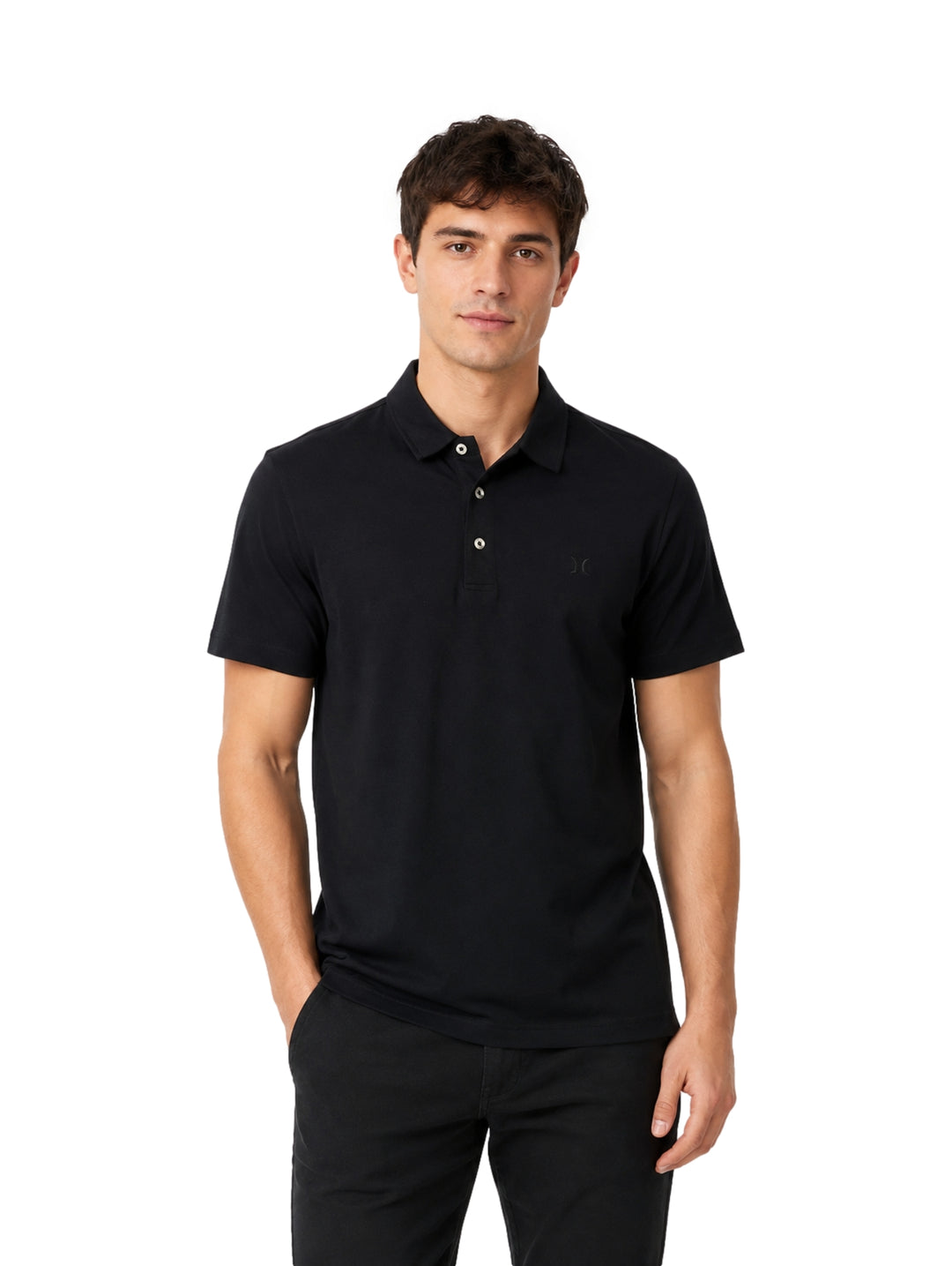 Hombre vistiendo una playera polo color negro de la marca Hurley sobre fondo blanco.