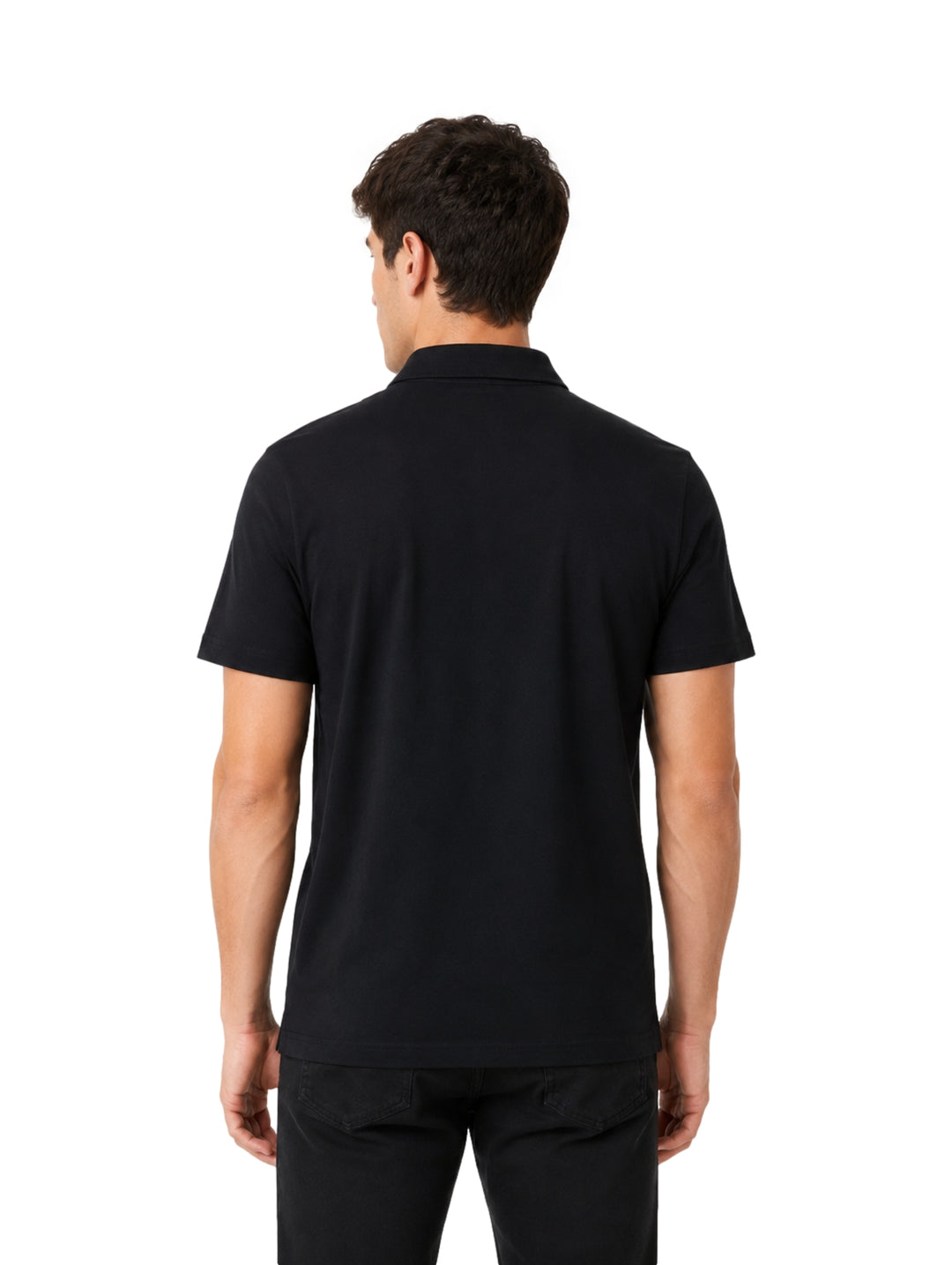 Hombre vistiendo una playera polo color negro de la marca Hurley sobre fondo blanco.