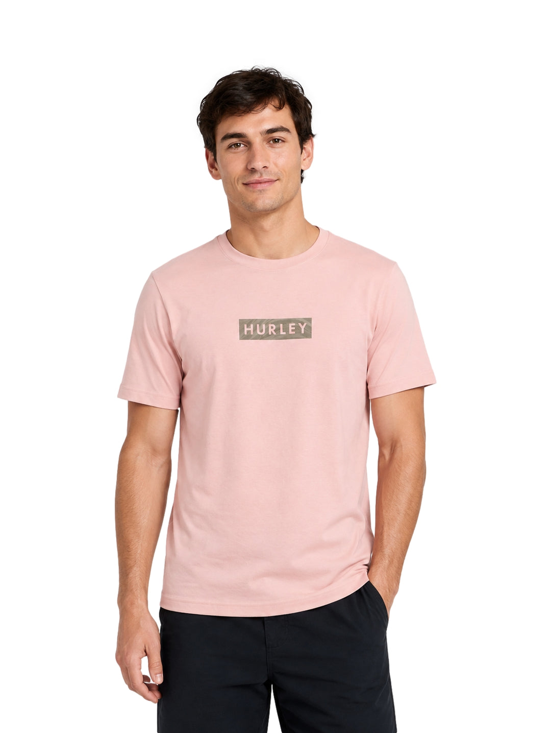 Hombre vistiendo playera Hurley color Beach Clay de manga corta y cuello redondo.