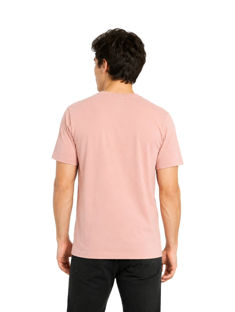 Hombre vistiendo playera Hurley color Beach Clay de manga corta y cuello redondo.