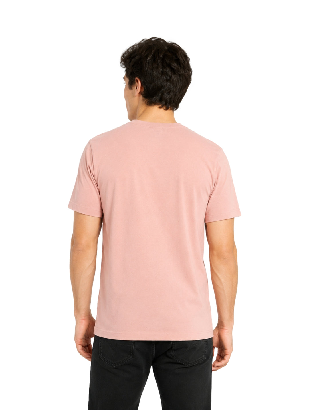 Hombre vistiendo playera Hurley color Beach Clay de manga corta y cuello redondo.