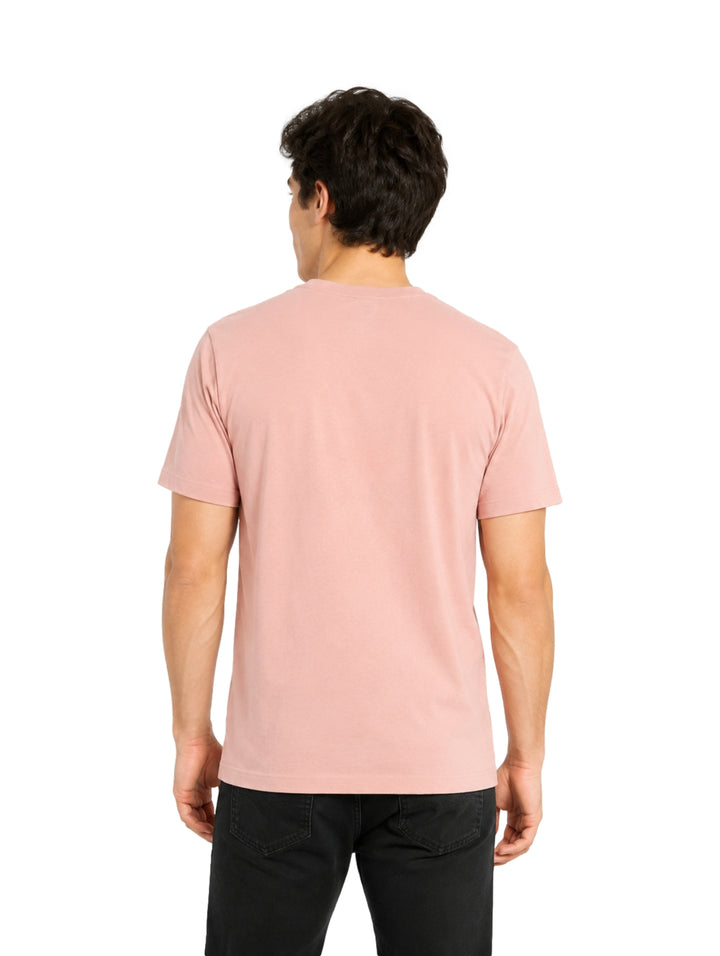 Hombre vistiendo playera Hurley color Beach Clay de manga corta y cuello redondo.