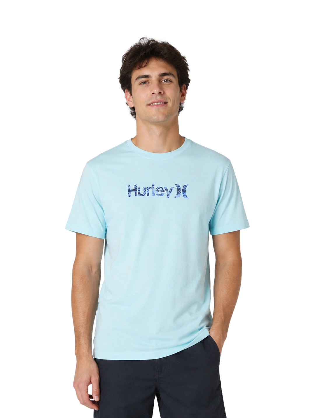 Hombre vistiendo playera Hurley de manga corta en color celeste con logotipo frontal.
