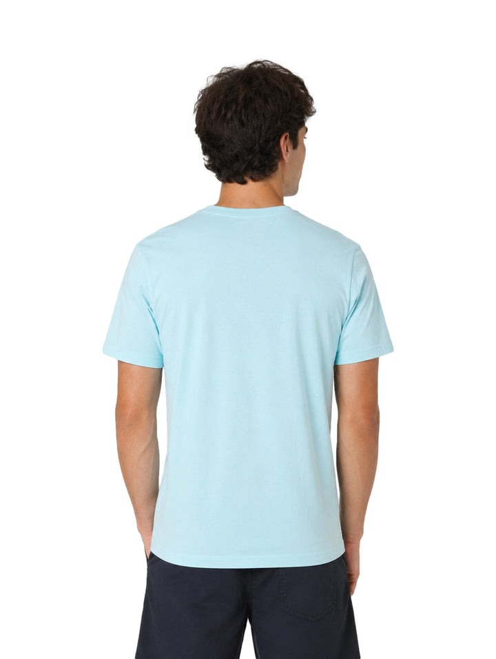 Hombre vistiendo playera Hurley de manga corta en color celeste con logotipo frontal.