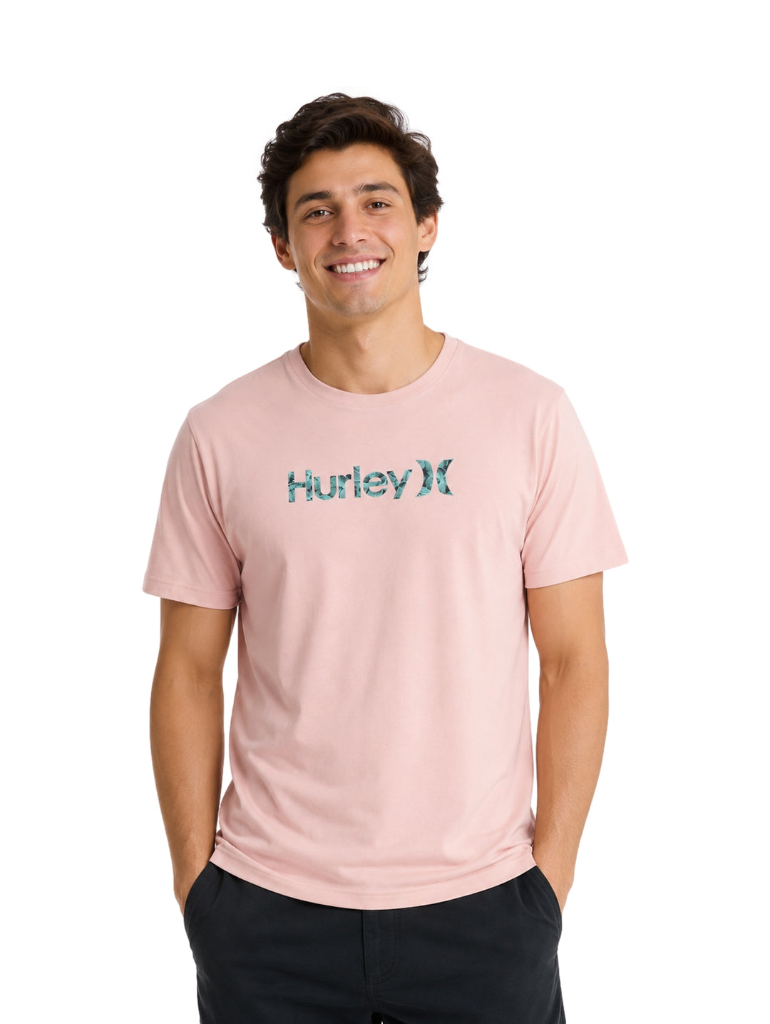 Hombre vistiendo una playera Hurley de color rosa pálido con logotipo en el pecho.