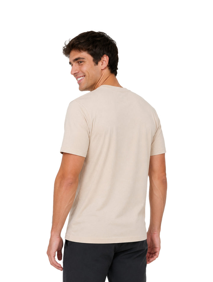 Hombre vistiendo una playera Hurley de color bone con cuello redondo y manga corta.