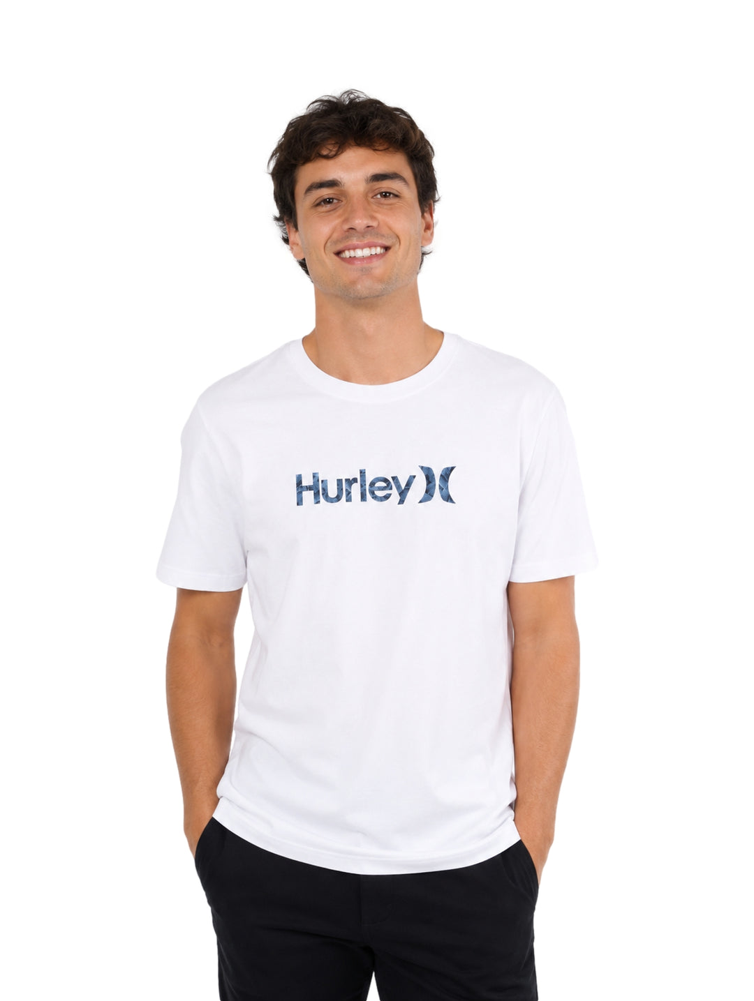 Hombre vistiendo una playera blanca de manga corta marca Hurley con logotipo azul en el pecho.