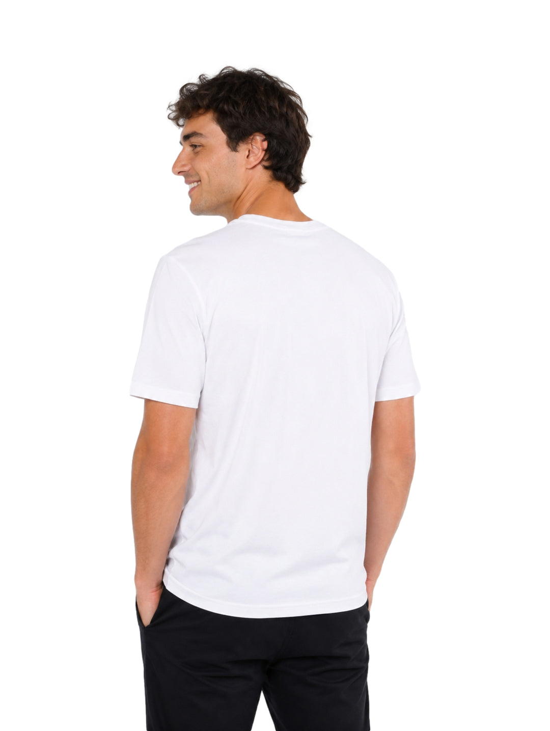 Hombre vistiendo una playera blanca de manga corta marca Hurley con logotipo azul en el pecho.