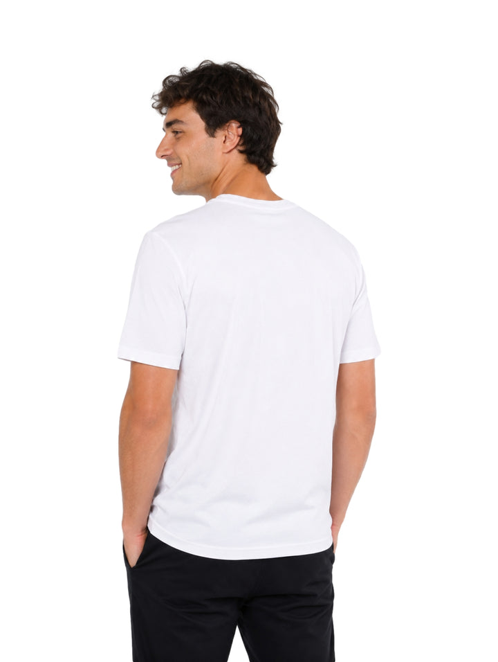 Hombre vistiendo una playera blanca de manga corta marca Hurley con logotipo azul en el pecho.