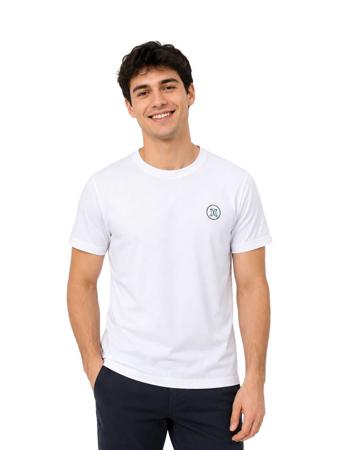 Hombre vistiendo una playera blanca de manga corta marca Hurley con un pequeño logo circular en el pecho.