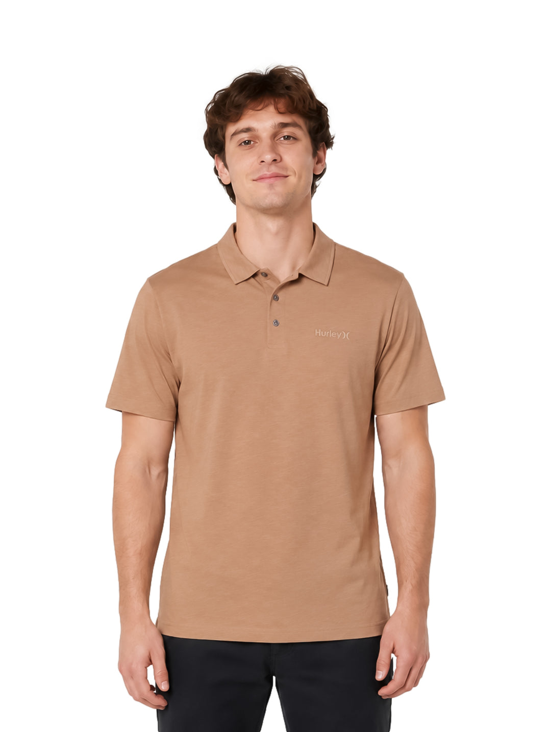 Hombre vistiendo una playera polo Hurley color Blizzard de manga corta y cuello con botones.