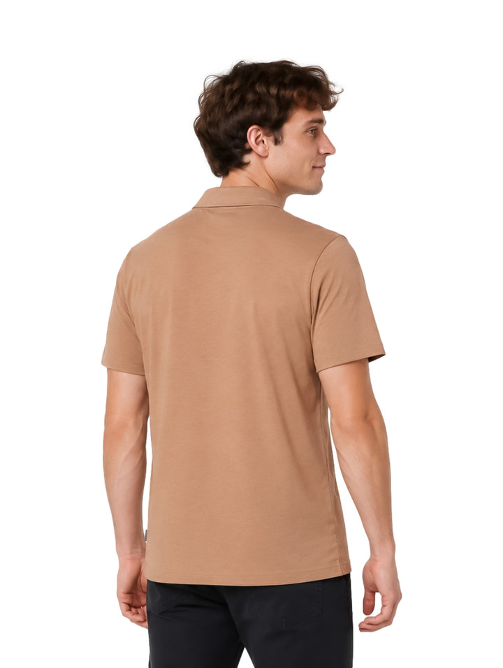 Hombre vistiendo una playera polo Hurley color Blizzard de manga corta y cuello con botones.