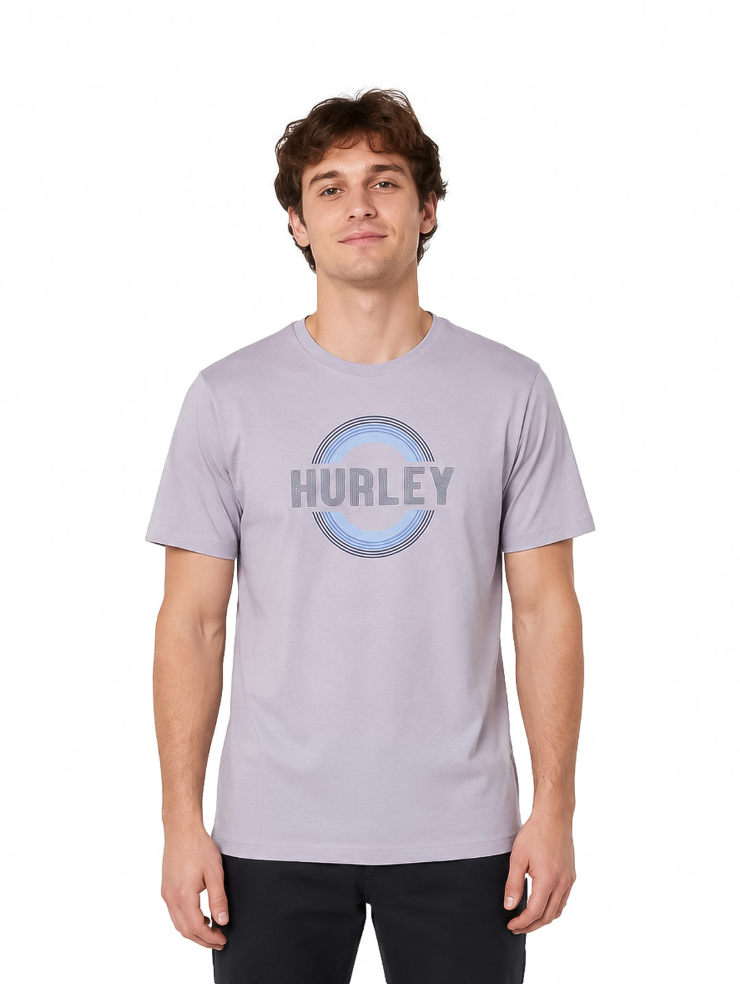 Hombre vistiendo playera Hurley color navy con gráfico circular en el pecho.