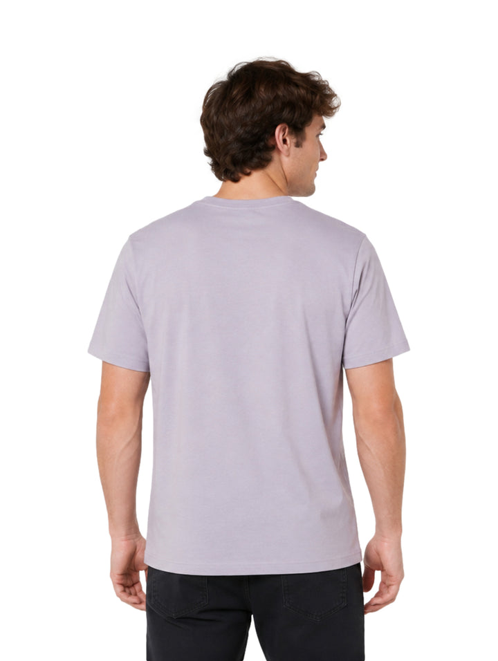 Hombre vistiendo playera Hurley color navy con gráfico circular en el pecho.