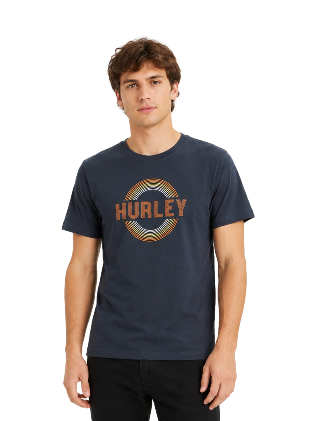 Hombre vistiendo playera Hurley color destroyer con gráfico circular en el pecho.