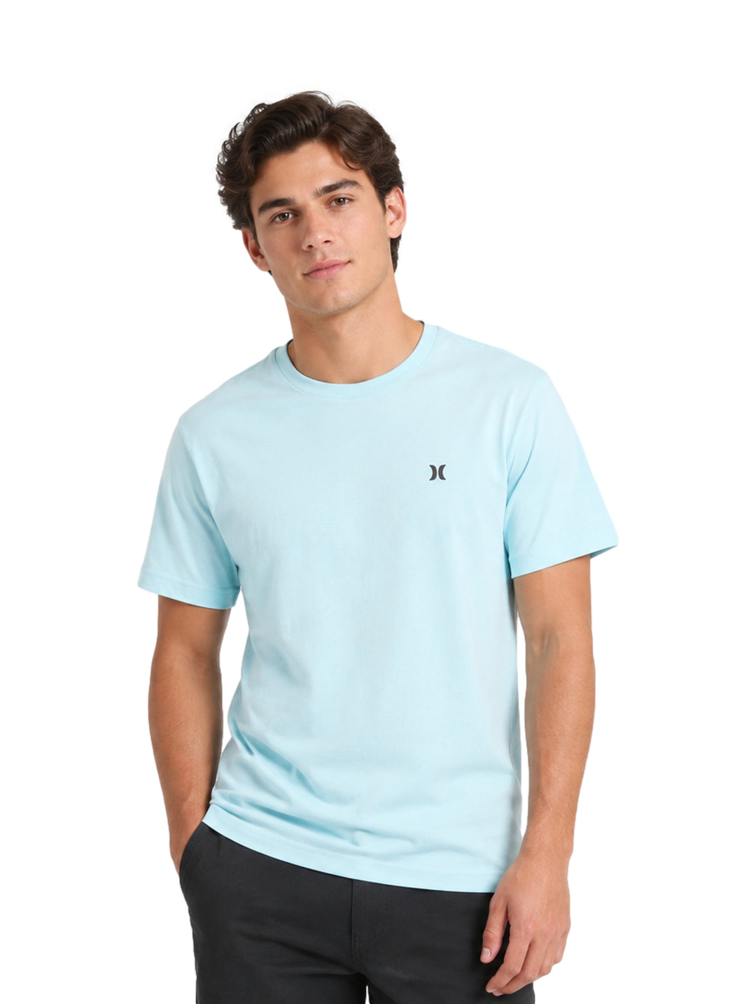 Hombre usando playera Hurley color azul claro Blizzard de manga corta y cuello redondo.