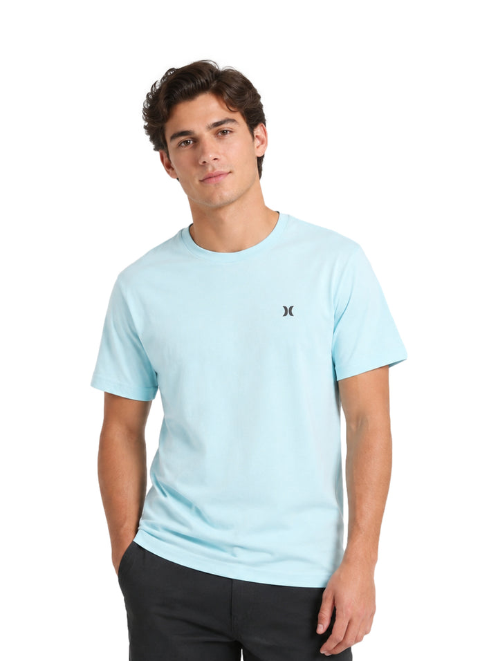 Hombre usando playera Hurley color azul claro Blizzard de manga corta y cuello redondo.
