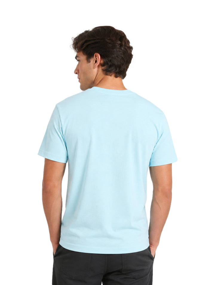 Hombre usando playera Hurley color azul claro Blizzard de manga corta y cuello redondo.